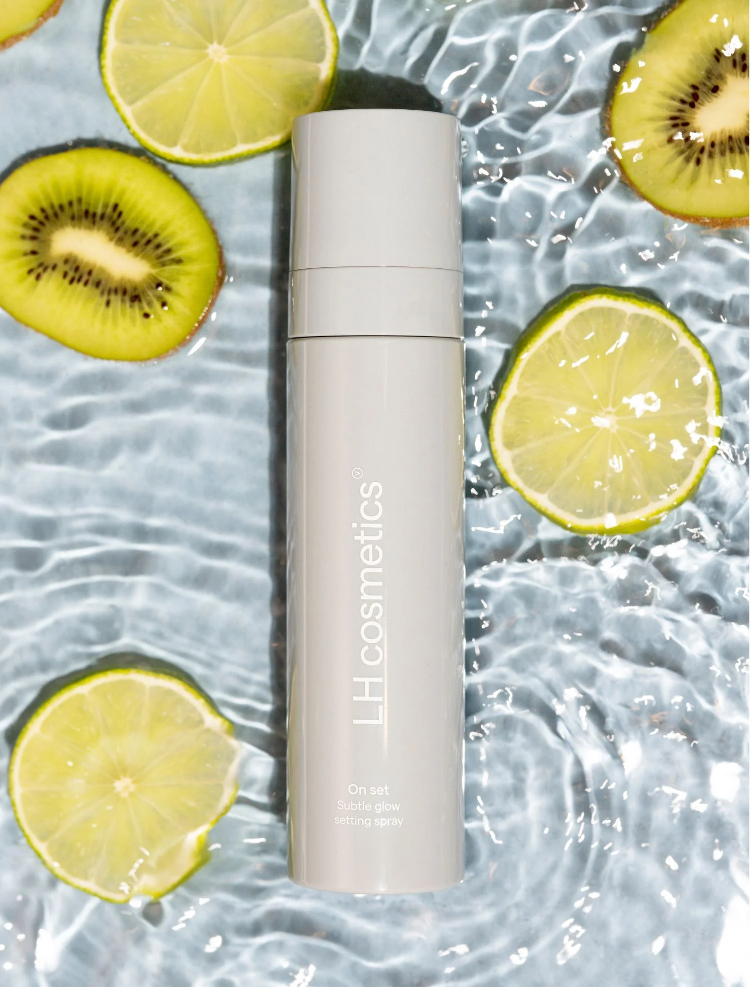 On set – Subtle glow setting spray - Image 3